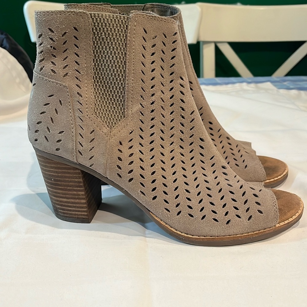 Peep toe Toms